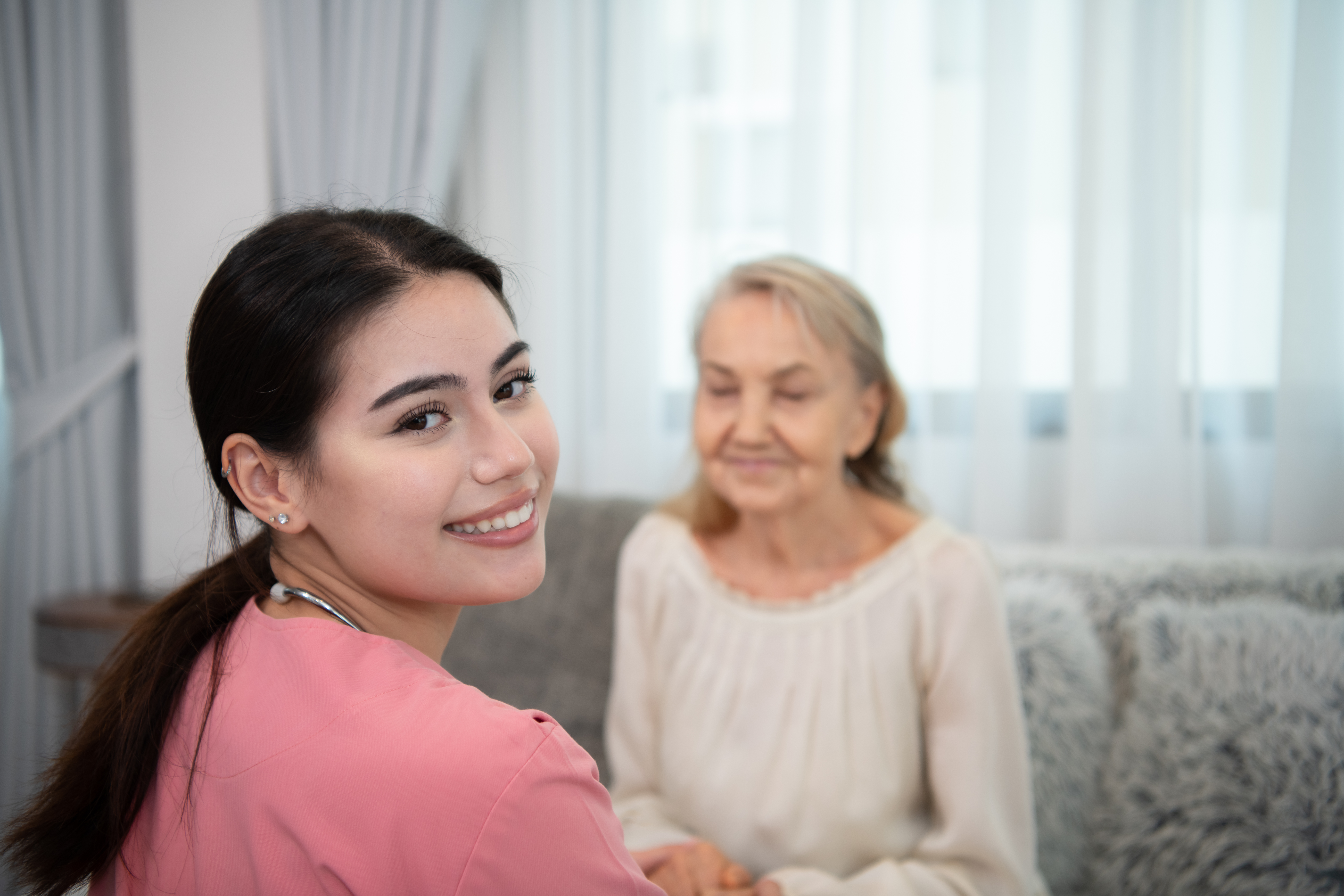 Caregiver for an elderly woman Weekly check-ups at the patient's residence. Ready to give medical advice and talk about various stories, exchange each other happily.